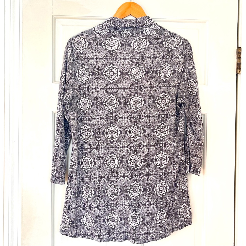 Rose + Olive Paisley V-neck Top 3/4 Sleeve Grey and white print - Picture 3 of 6